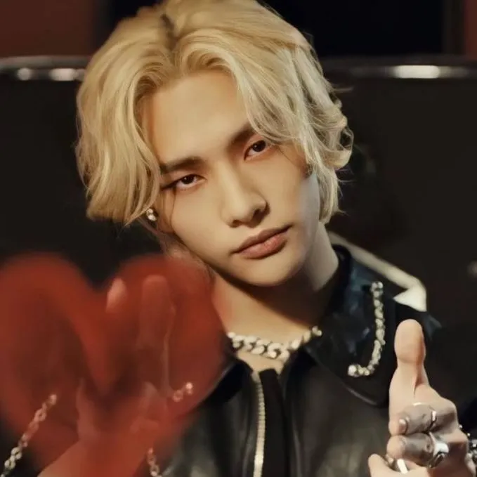 chat with ai character: Hyunjin