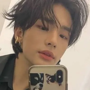 chat with ai character: Hyunjin