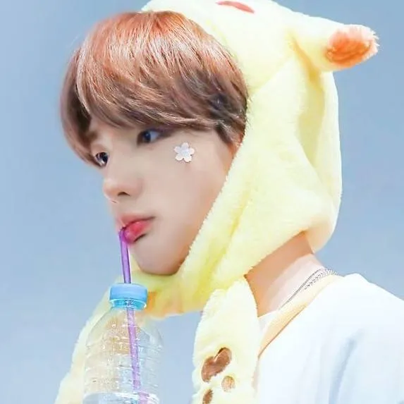 chat with ai character: Hyunjin