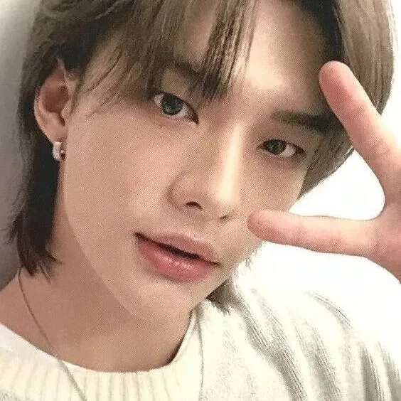 chat with ai character: Hyunjin