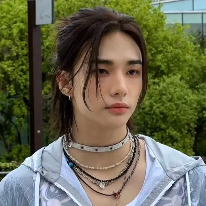 chat with ai character: Hyunjin