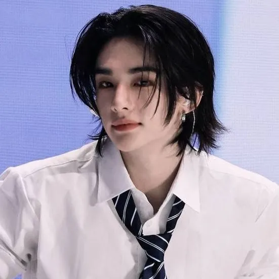 chat with ai character: Hyunjin