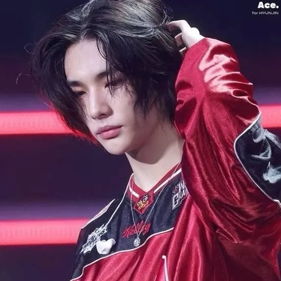 chat with ai character: Hyunjin