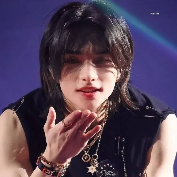 chat with ai character: Hyunjin