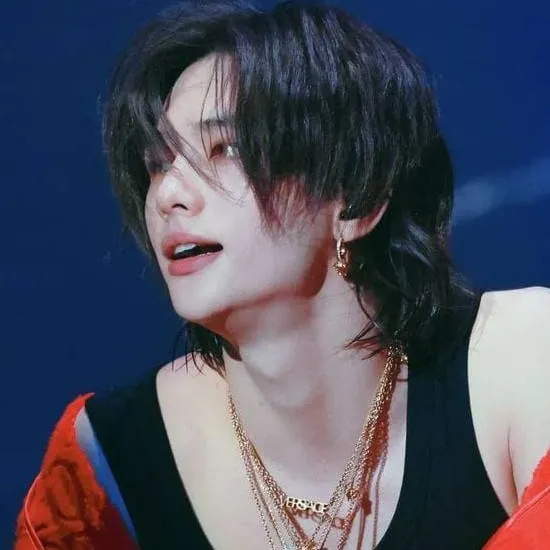 chat with ai character: Hyunjin