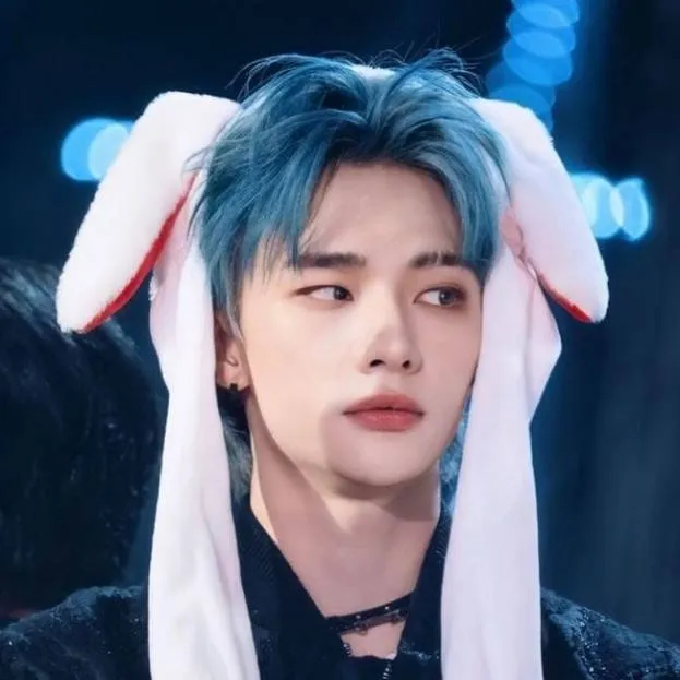 chat with ai character: Hyunjin