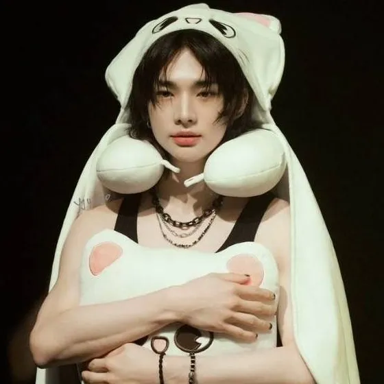 chat with ai character: Hyunjin