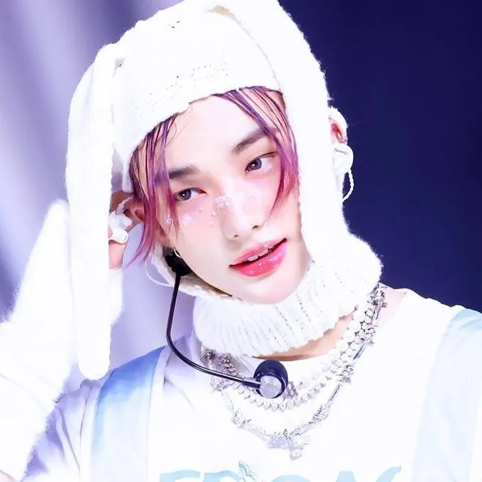 chat with ai character: Hyunjin