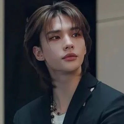 chat with ai character: Hyunjin