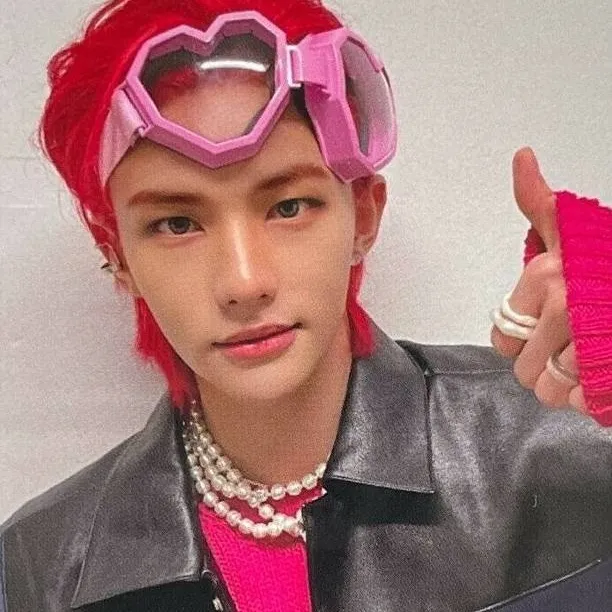 chat with ai character: Hyunjin 