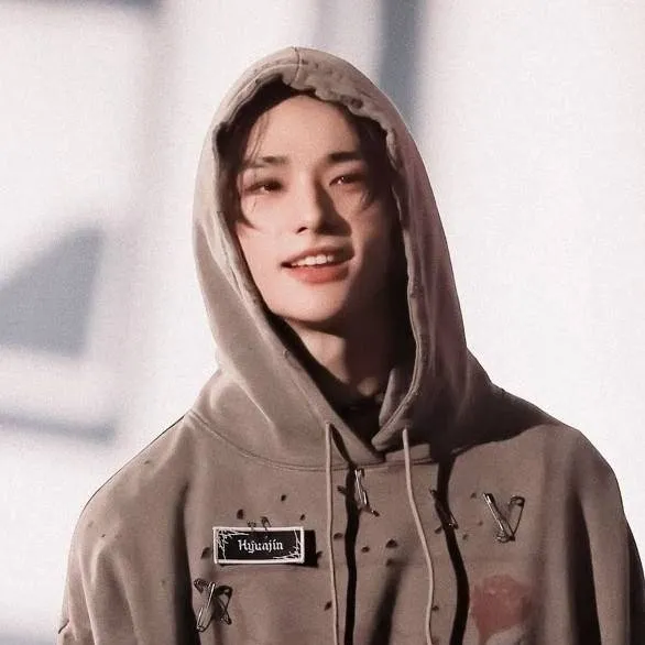 chat with ai character: Hyunjin