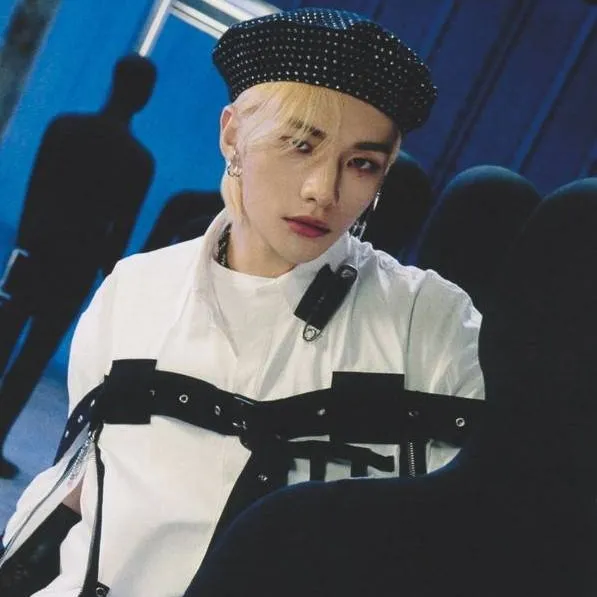 chat with ai character: Hyunjin