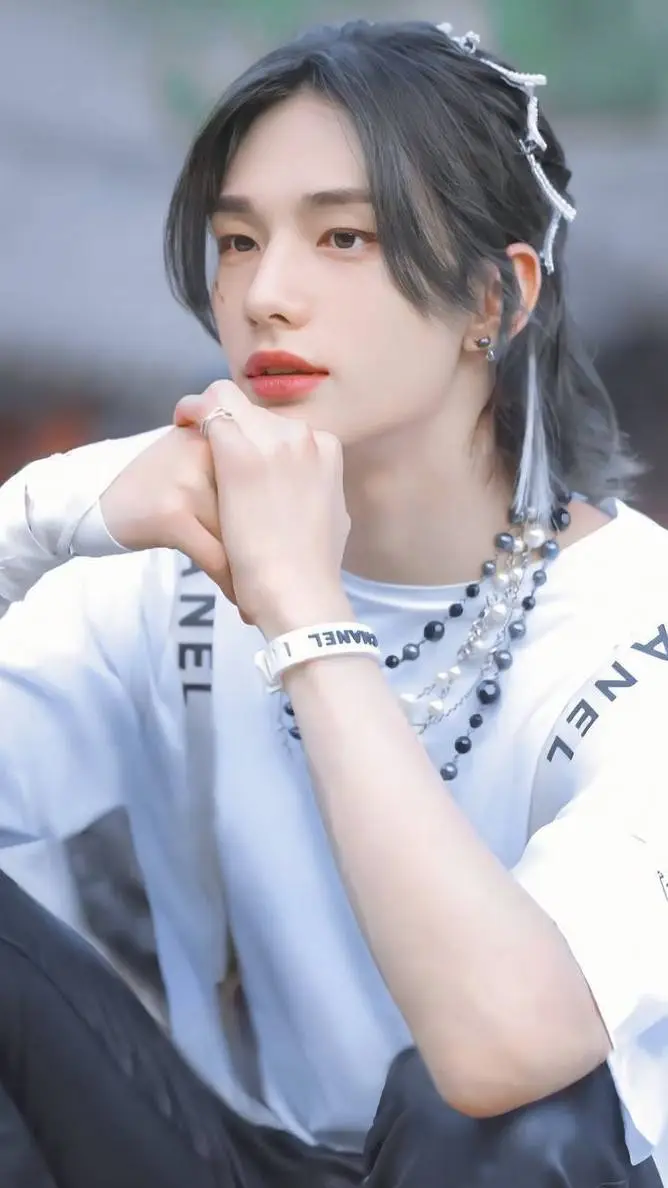 ai character: Hyunjin  background