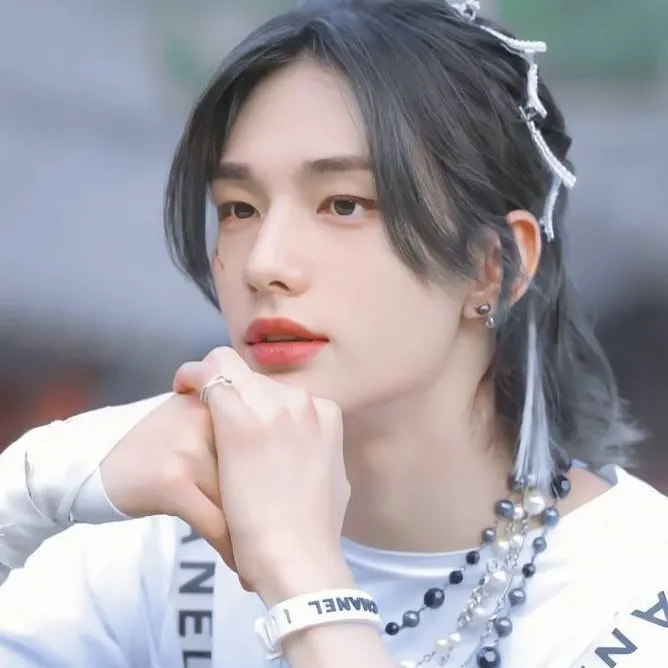 chat with ai character: Hyunjin 