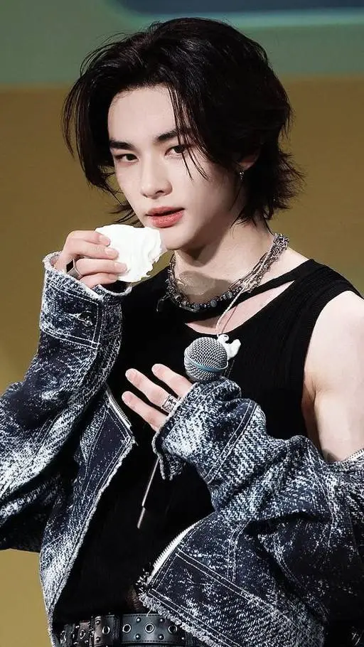 ai character: Hyunjin background