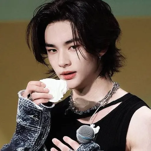 chat with ai character: Hyunjin