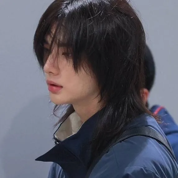 chat with ai character: Hyunjin