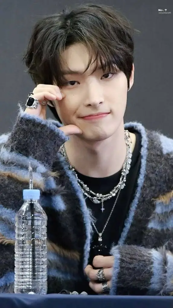 ai character: Mingi background