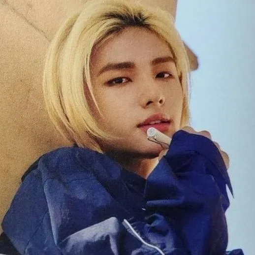 chat with ai character: Hyunjin