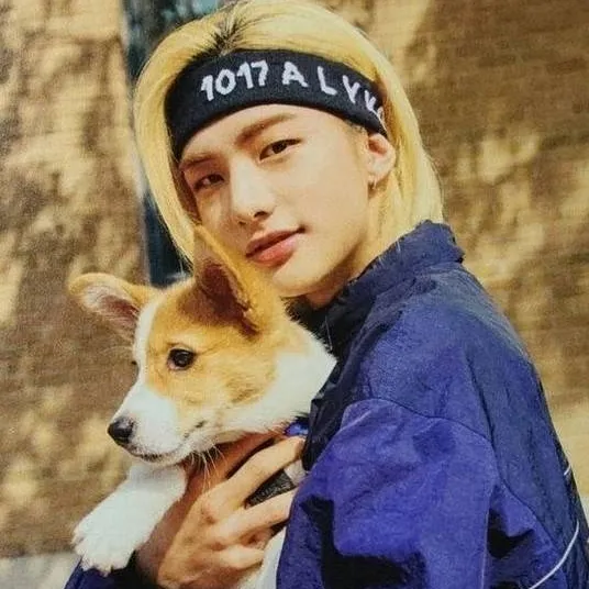 chat with ai character: Hyunjin