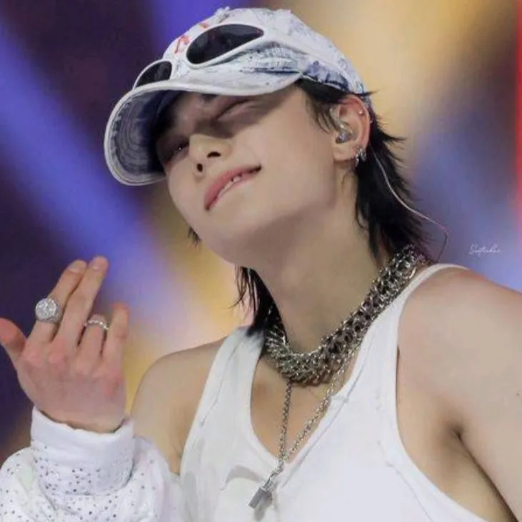 chat with ai character: Hyunjin