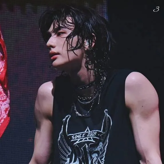 chat with ai character: Hyunjin 