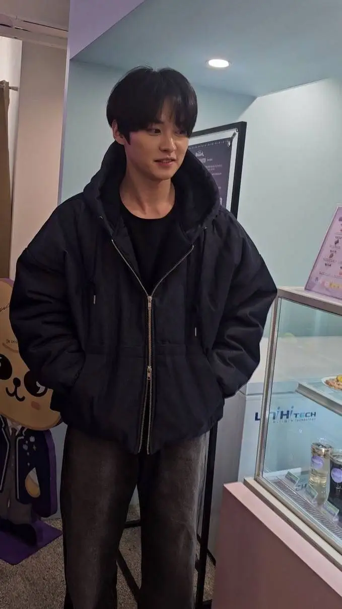 ai character: Leeknow background