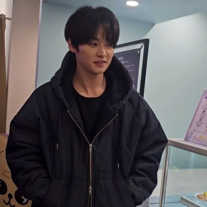 chat with ai character: Leeknow