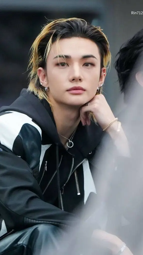 ai character: Hyunjin  background