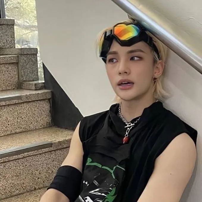 chat with ai character: Hyunjin