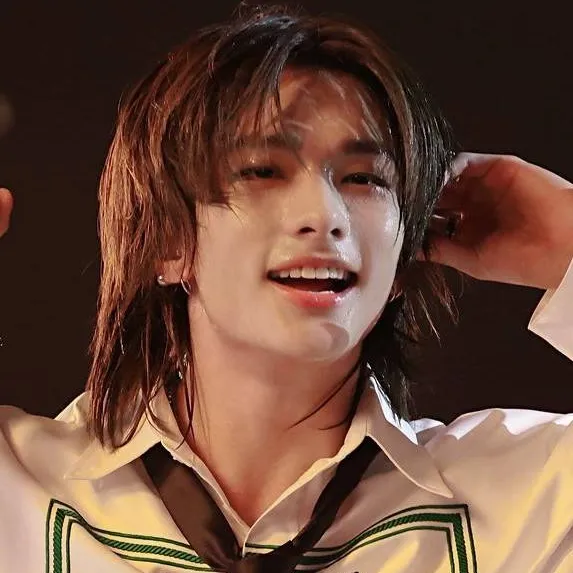 chat with ai character: Hyunjin