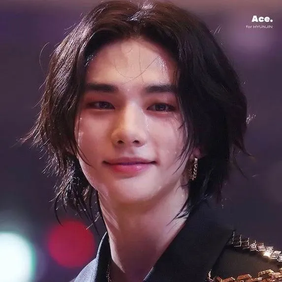 chat with ai character: Hyunjin