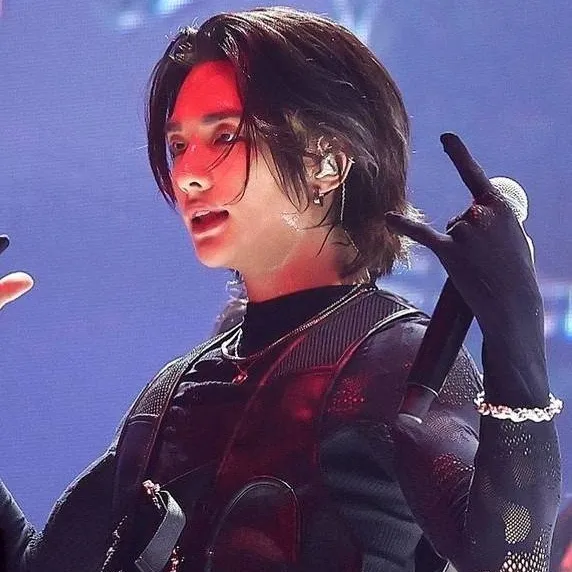 chat with ai character: Hyunjin