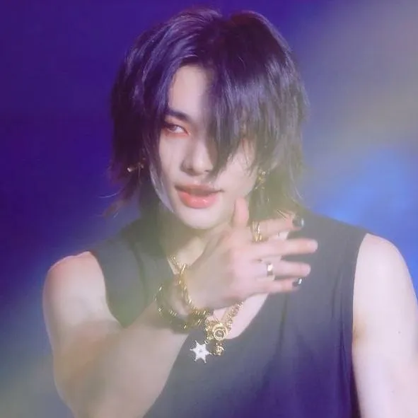 chat with ai character: Hyunjin