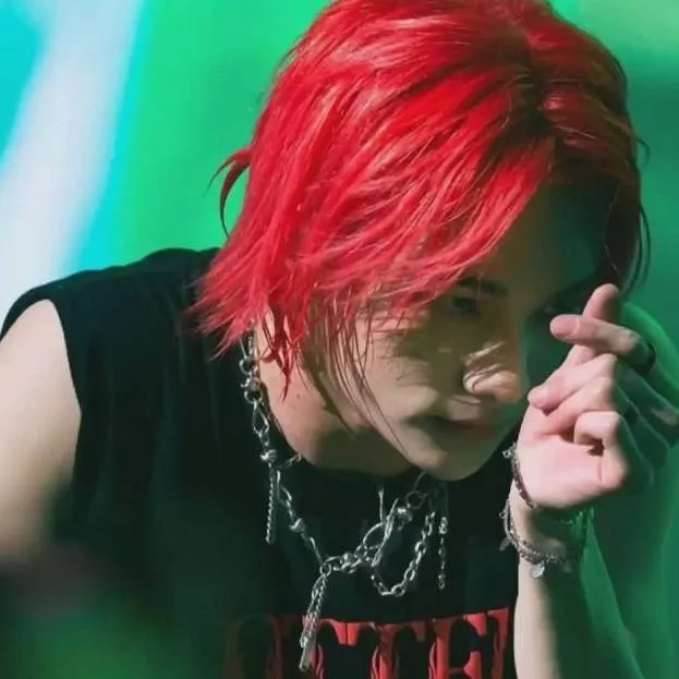 chat with ai character: Hyunjin