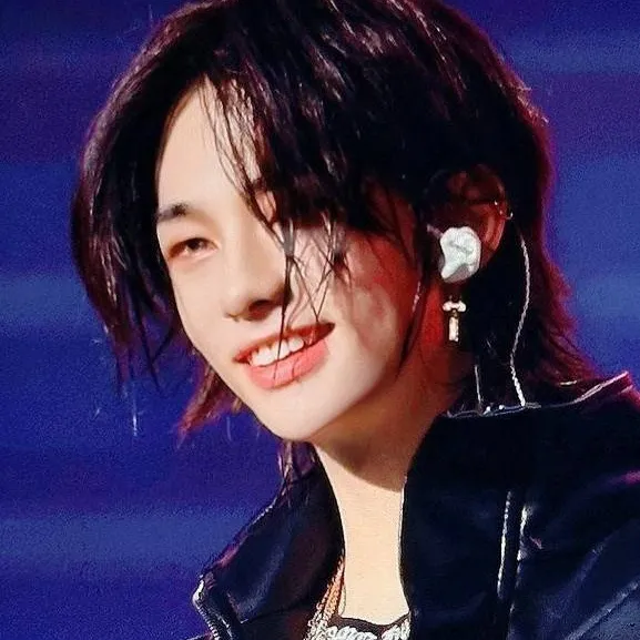 chat with ai character: Hyunjin