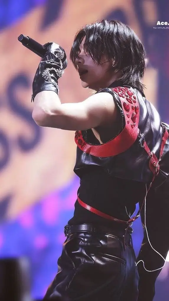 ai character: Hyunjin  background