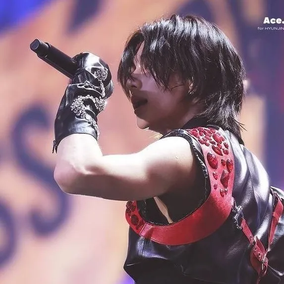 chat with ai character: Hyunjin 