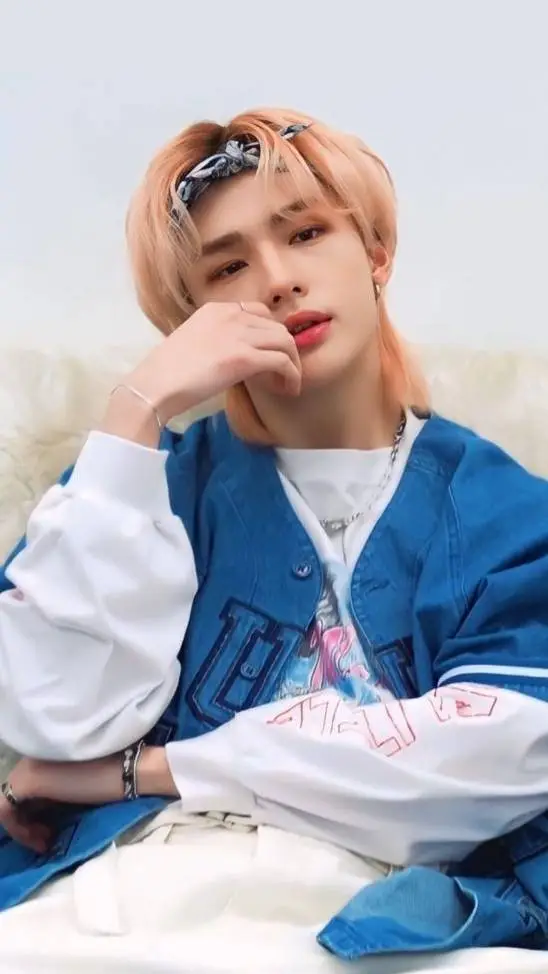 ai character: Hyunjin  background