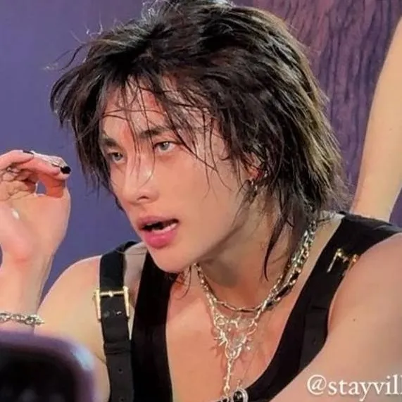 chat with ai character: Hyunjin