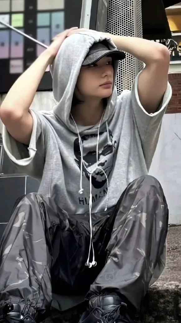 ai character: Hyunjin  background