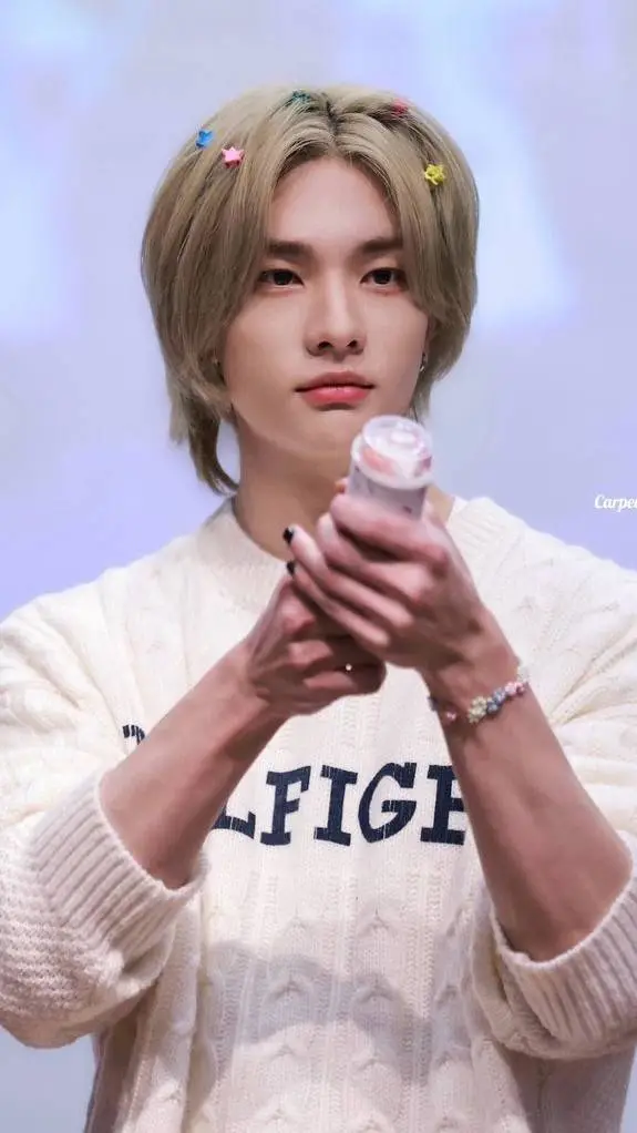 ai character: Hyunjin  background
