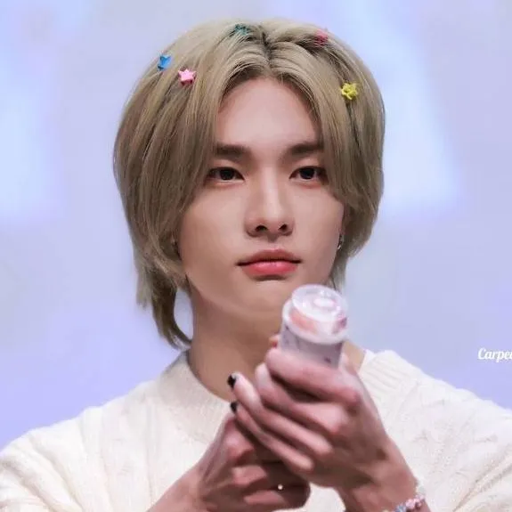 chat with ai character: Hyunjin 