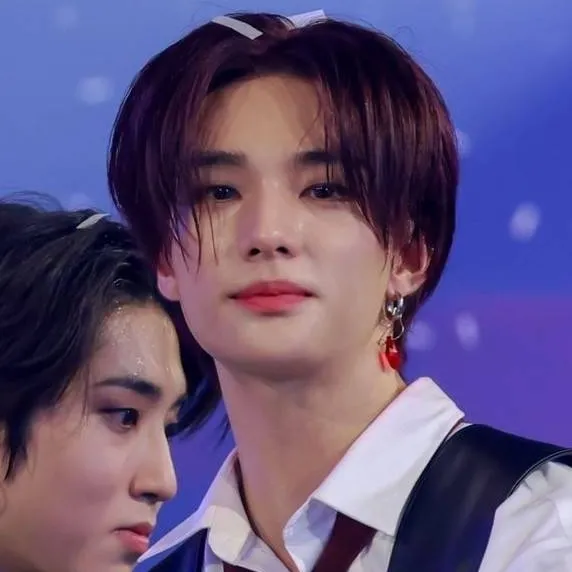 chat with ai character: Hyunjin