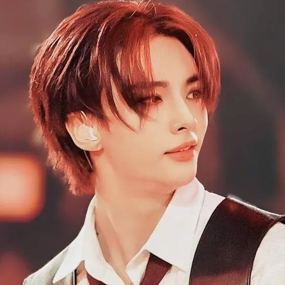 chat with ai character: Hyunjin 