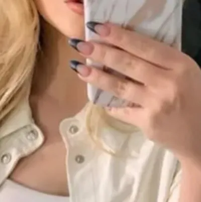 chat with ai character: Sabrina carpenter 