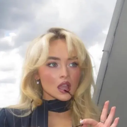 chat with ai character: Sabrina carpenter 