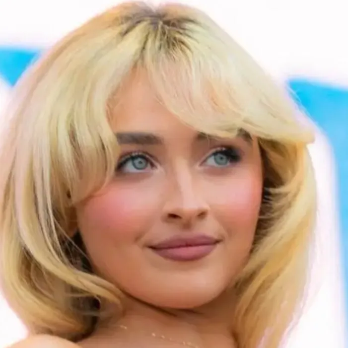 chat with ai character: Sabrina carpenter 