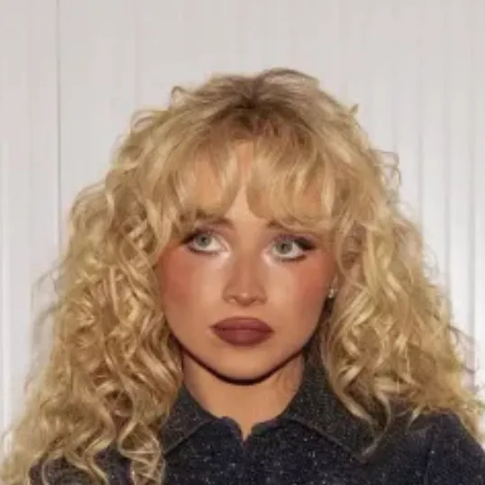 chat with ai character: Sabrina carpenter 