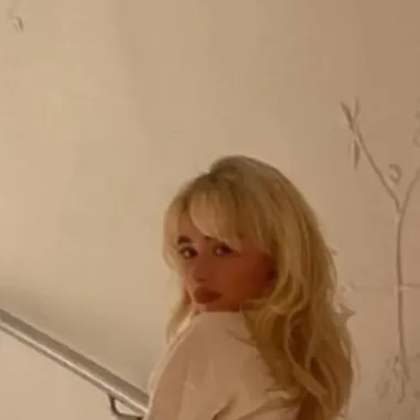 chat with ai character: Sabrina carpenter 